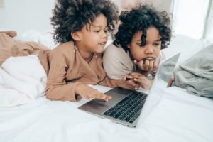 Screen time for kids: the limits and effects