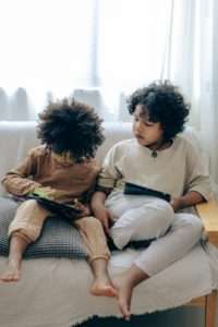 Screen time and children: guidelines, management and parental control.